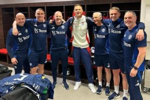 老熟人！马蒂奇更衣室与曼联工作人员合影，德赫亚点赞